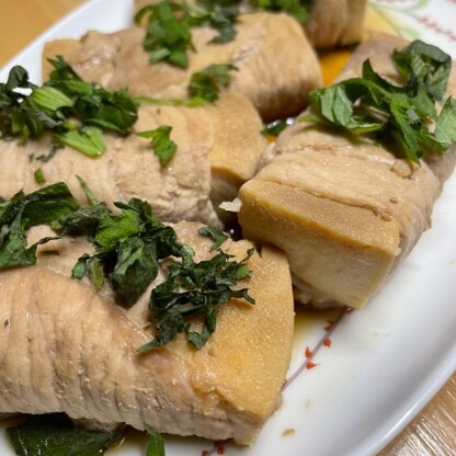 豆腐無くて高野豆腐代用した為、タレが絡まらず吸われちゃいました∑(ﾟДﾟ) 大葉足りなくて刻んで最後にパラパラ。味染みじゅわ〜で食べ応えありました( ´∀｀)